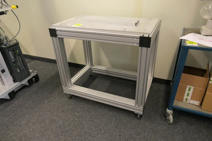 Rolltisch, mit Inhalt Maße in cm ca.: 92 x 61 x 85